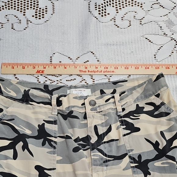 Vibrant Gray and Black Cargo Pants Winter/Neutral Camouflage - Picture 5 of 8